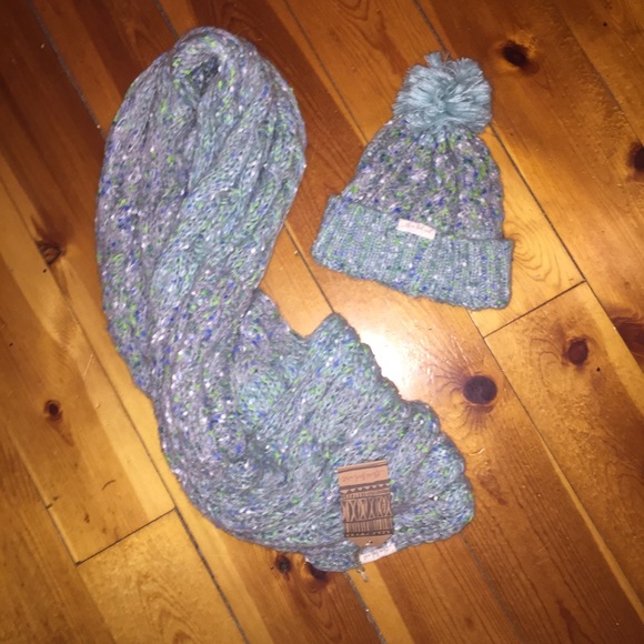 Three Bird Nest Accessories - LAST ONE!! Knit Scarf/Pom Beanie Set